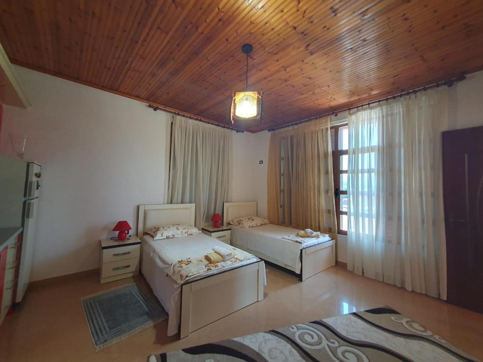Sara Guesthouse 베라트 외부 사진