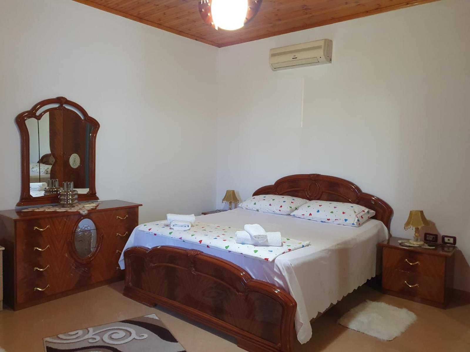 Sara Guesthouse 베라트 외부 사진