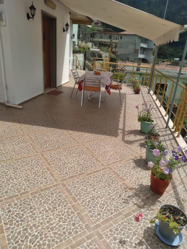 Sara Guesthouse 베라트 외부 사진